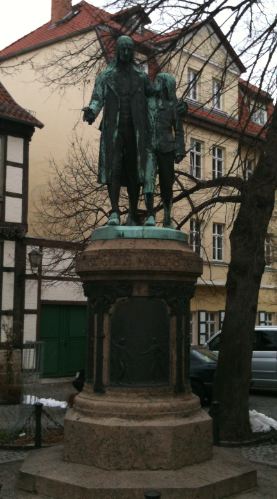 Johann Christoph Friedrich Gutsmuths (links) mit Carl Ritter, Denkmal in Quedlinburg