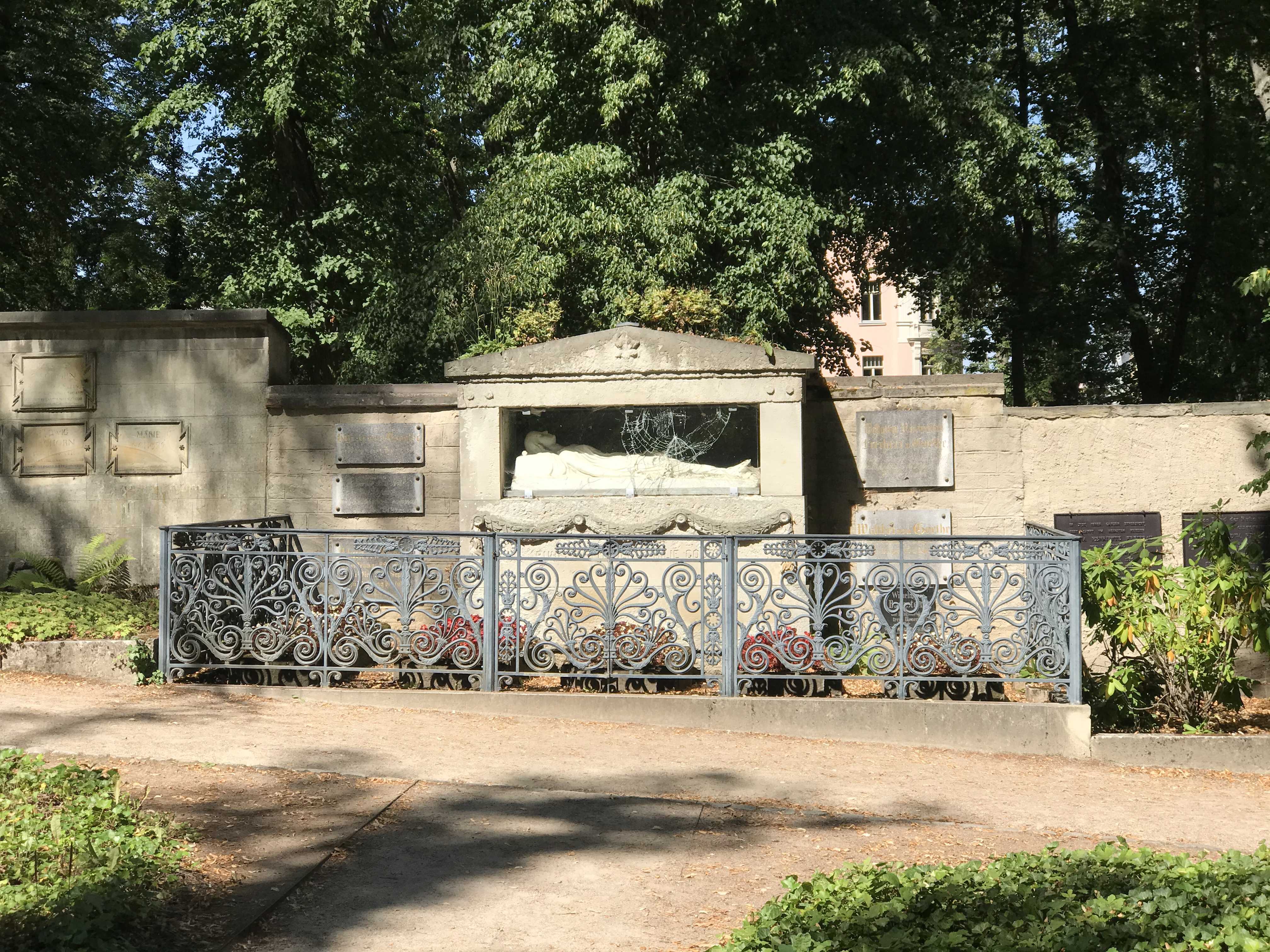 Grabstein Ottilie von Goethe, geb. Freiin von Pogwisch, Historischer Friedhof Weimar, Thüringen, Deutschland