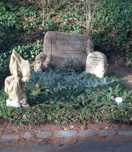 Gedenkstein Hugo Wilhelm Kekulé von Stradonitz, Friedhof Heerstraße, Berlin-Charlottenburg, Deutschland