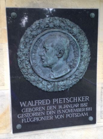 Grabstein Werner-Alfred Pietschker, Friedhof Bornstedt, Brandenburg