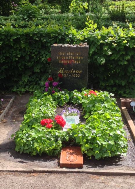 Grabstein Marlene Dietrich, III. Städtischer Friedhof Stubenrauchstraße, Berlin-Friedenau
