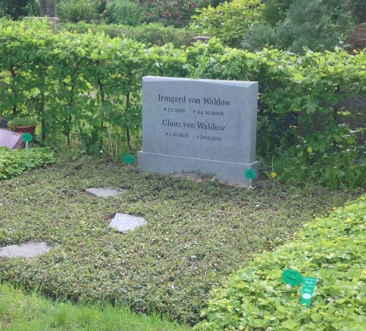 Grabstein Irmgard von Waldow, Friedhof Lankwitz, Berlin, Deutschland