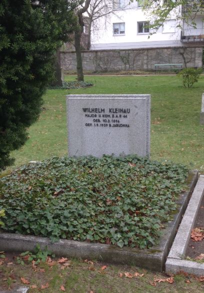 Grabstein Wilhelm Kleinau, Invalidenfriedhof Berlin, Deutschland