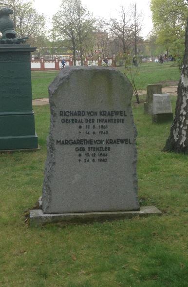 Grabstein Richard von Kraewel, Invalidenfriedhof Berlin, Deutschland