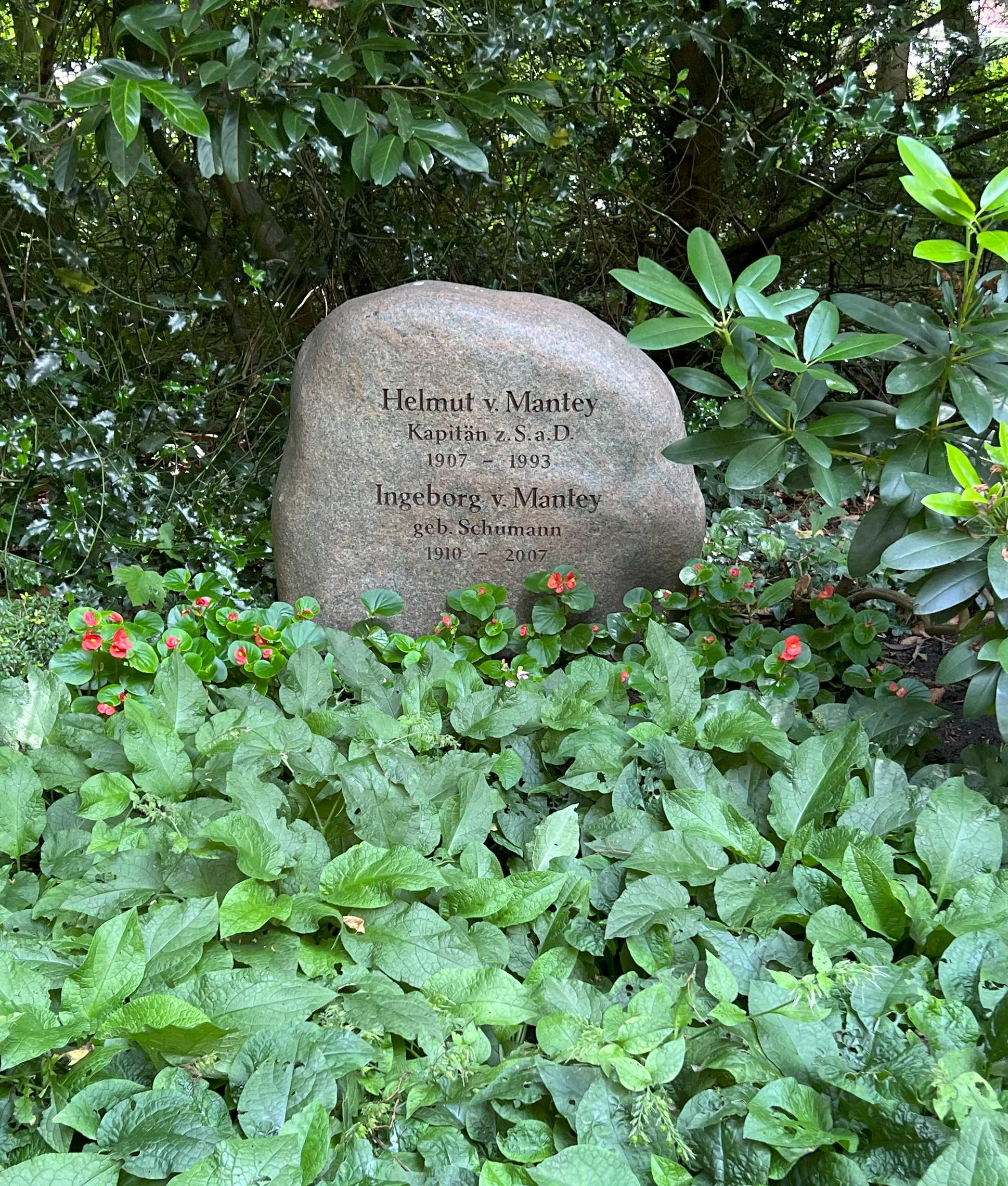 Grabstein Helmut von Mantey, Nordfriedhof Kiel