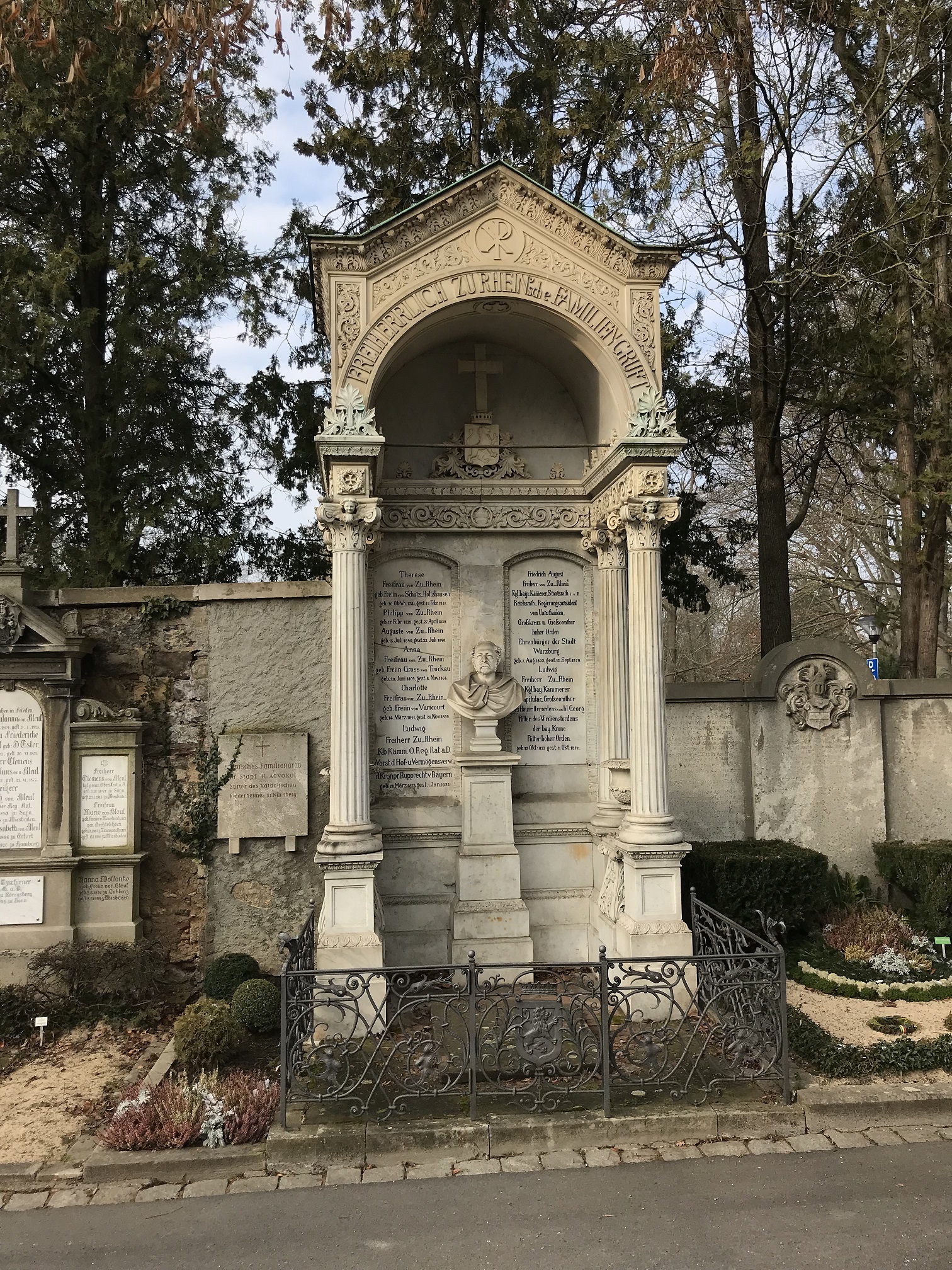 Grabstein Charlotte Freifrau von Zu Rhein, geb. Freiin von Varicourt-Albini, Hauptfriedhof Würzburg, Unterfranken, Bayern, Deutschland