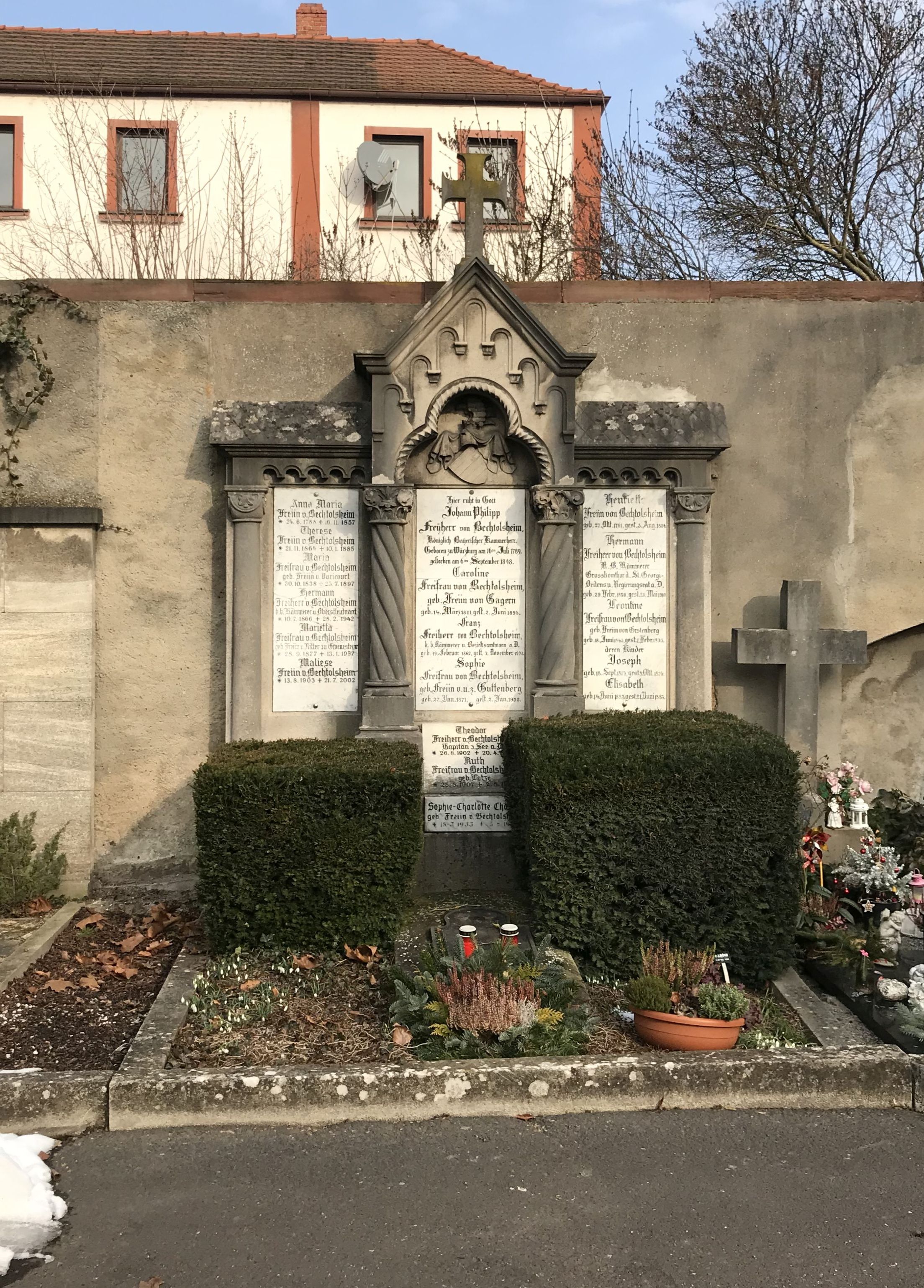 Grabstein Marie Freifrau Bechtolsheim, geb. Freiin von Varicourt, Hauptfriedhof Würzburg, Unterfranken, Bayern, Deutschland