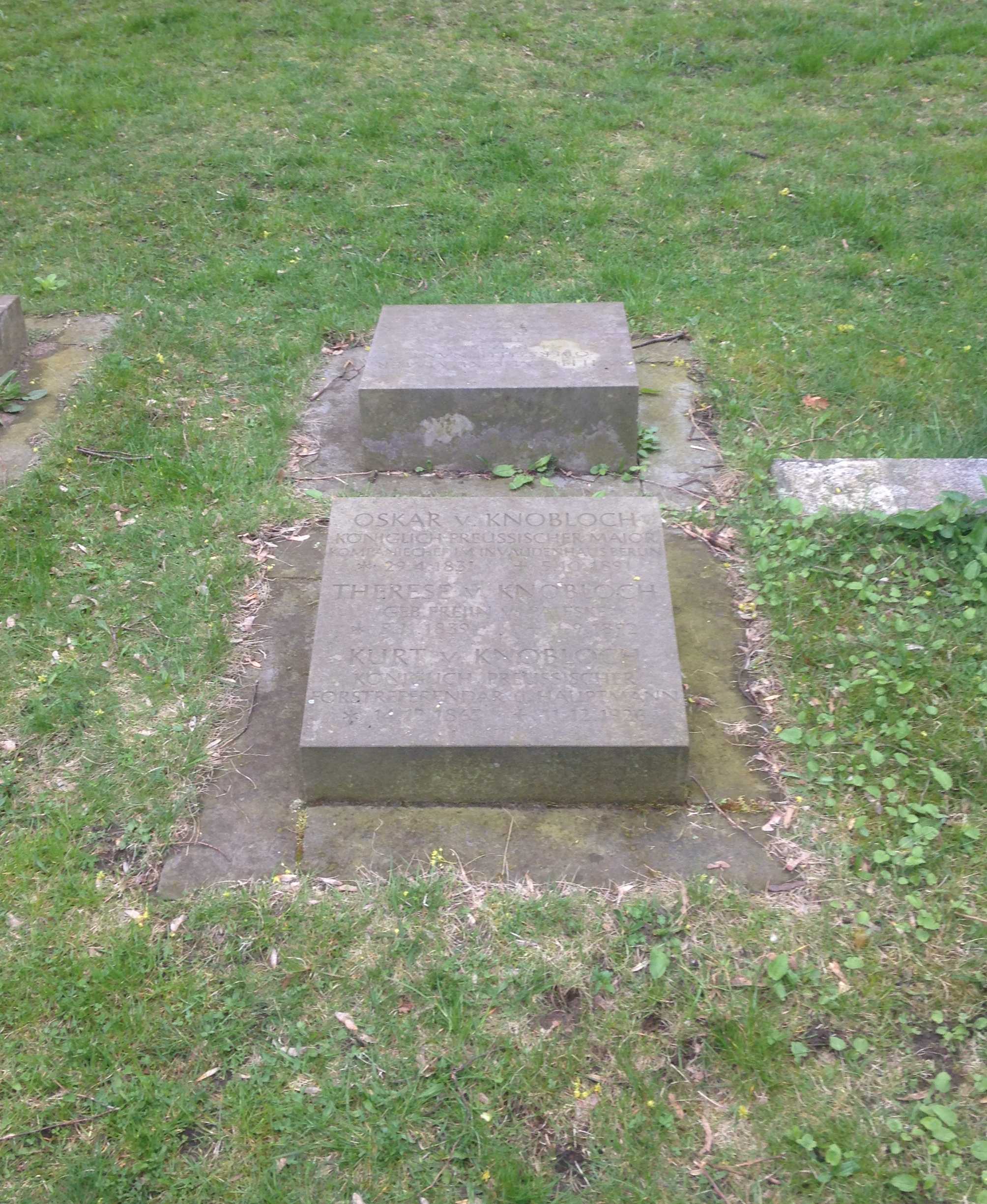 Restitutionsgrabstein Therese von Knobloch, geb. Freiin von Paleske, Invalidenfriedhof Berlin