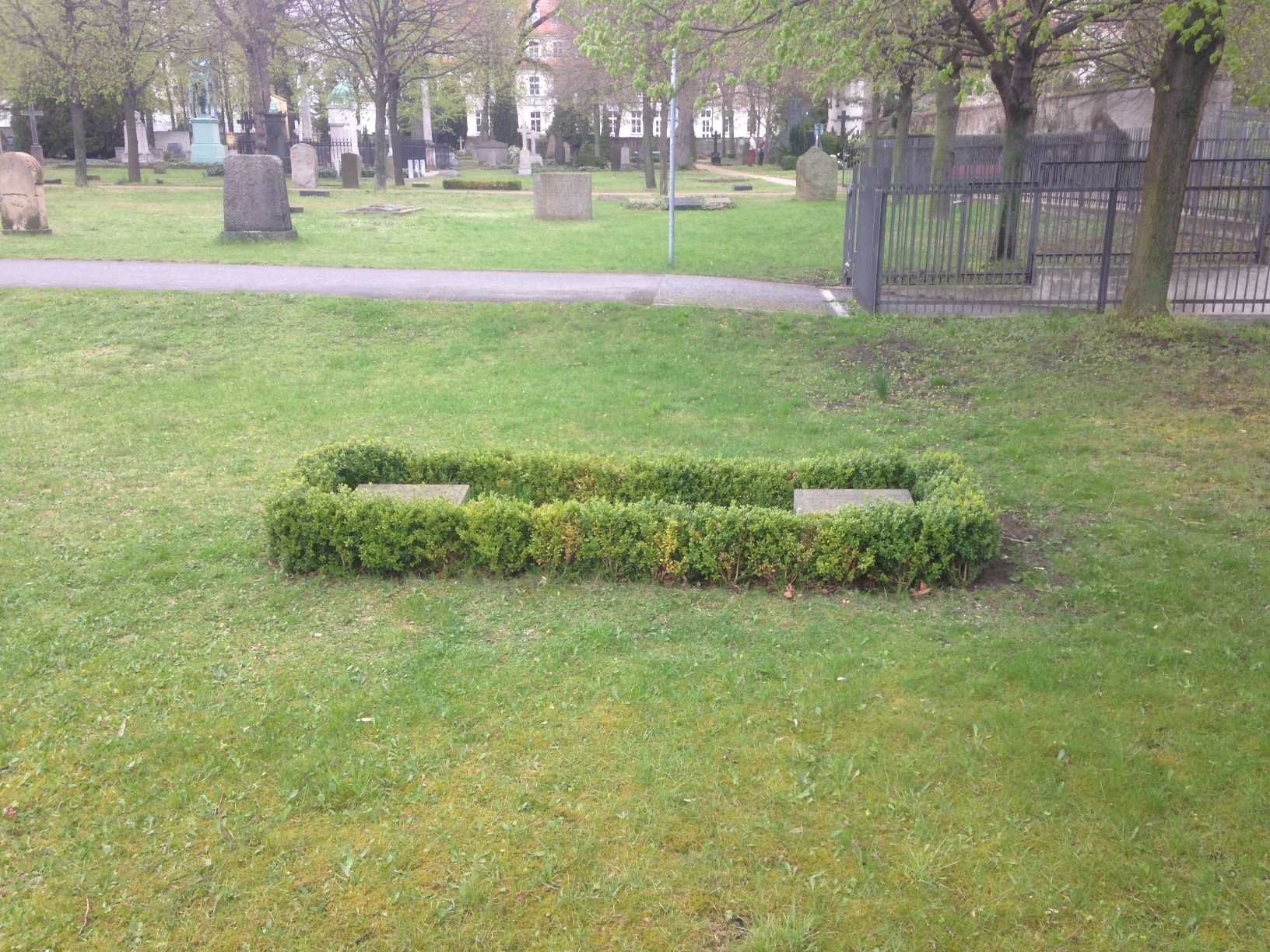 Restitutionsgrabstein Karola von Arnim, Invalidenfriedhof Berlin