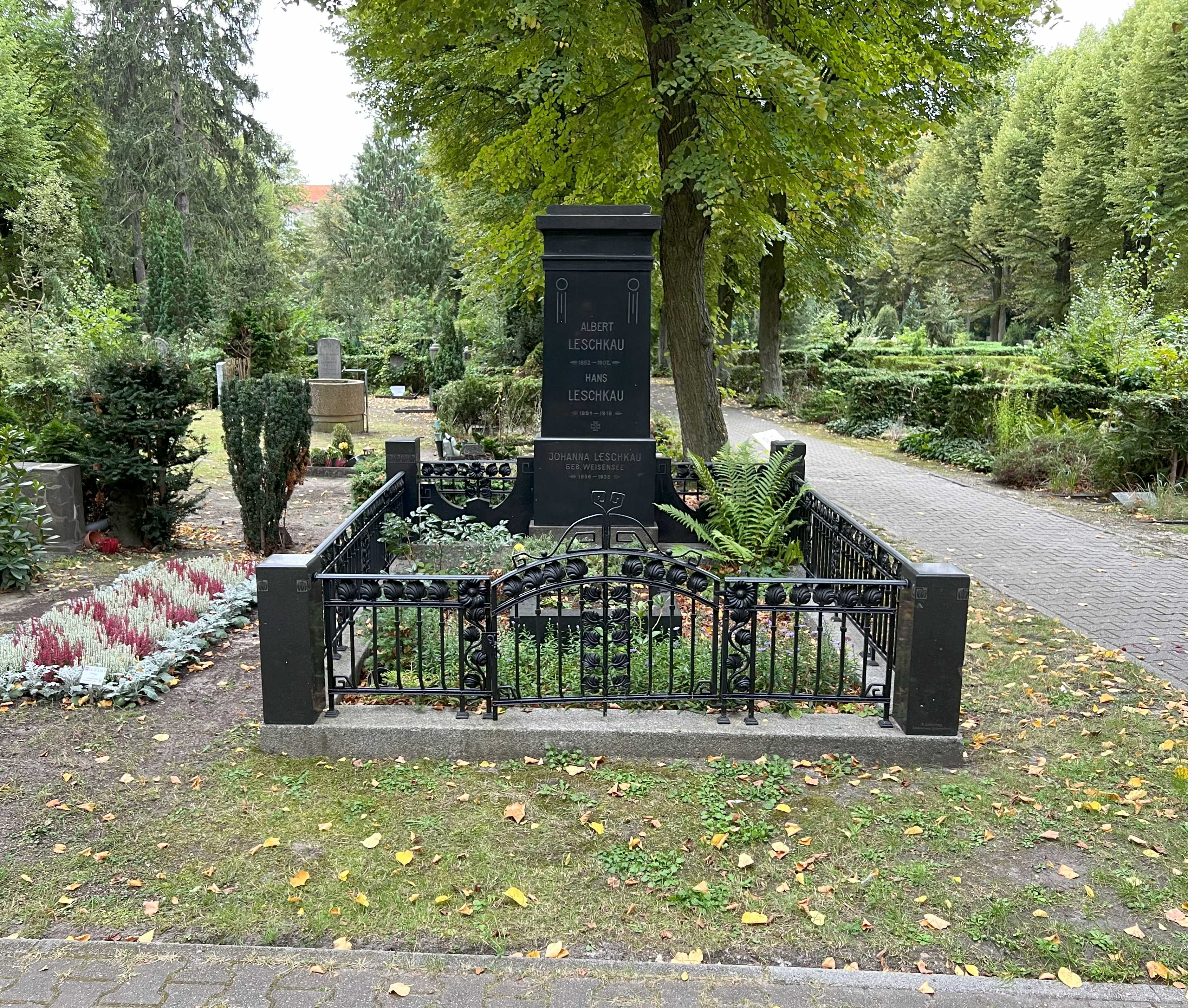 Grabstein Albert Leschkau, Friedhof Wilmersdorf, Berlin