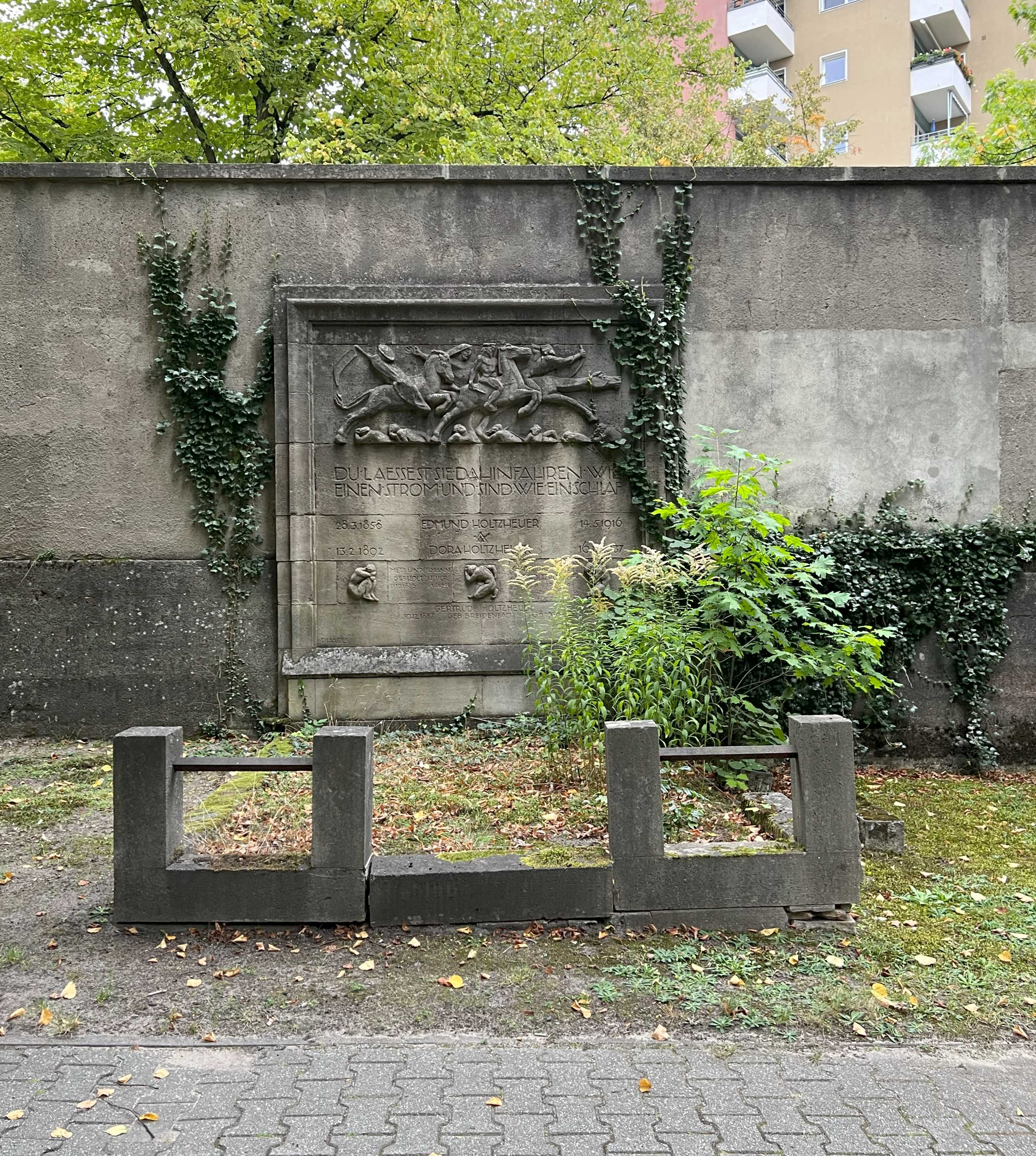 Grabstein Meta Lindermann, geb. Holtzheuer, Friedhof Wilmersdorf, Berlin