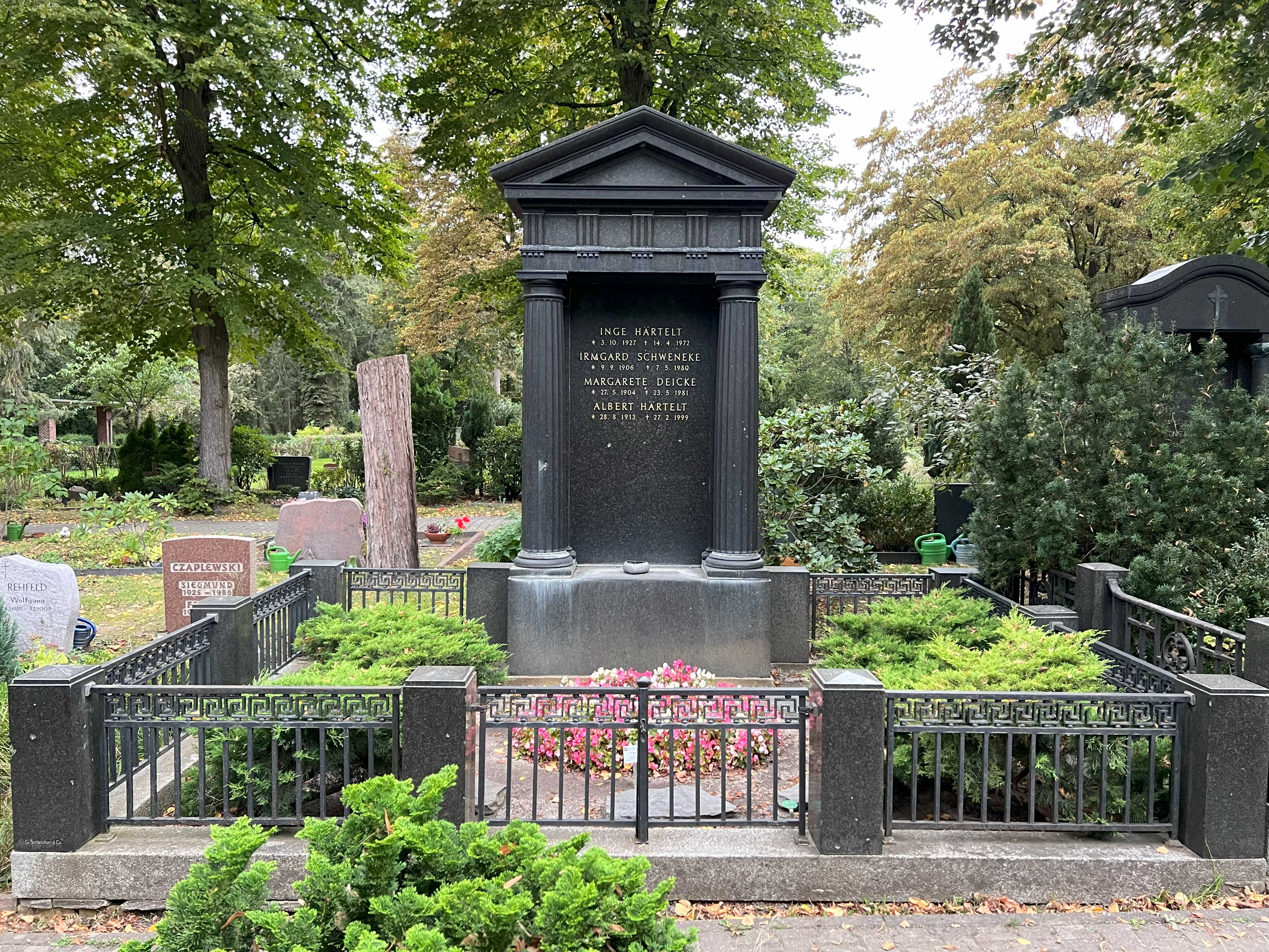 Grabstein Irmgard Schweneke, Friedhof Wilmersdorf, Berlin