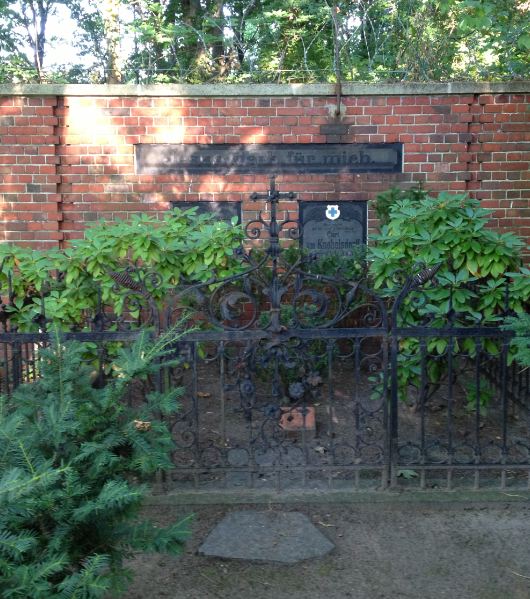 Grabstein Ulrike von Knobelsdorff, geb. Freiin von Thümmler, Friedhof Columbiadamm, Berlin-Neukölln