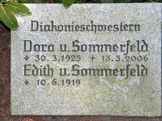 Dora von Sommerfeld, Grabstein auf dem Parkfriedhof Berlin-Lichterfelde