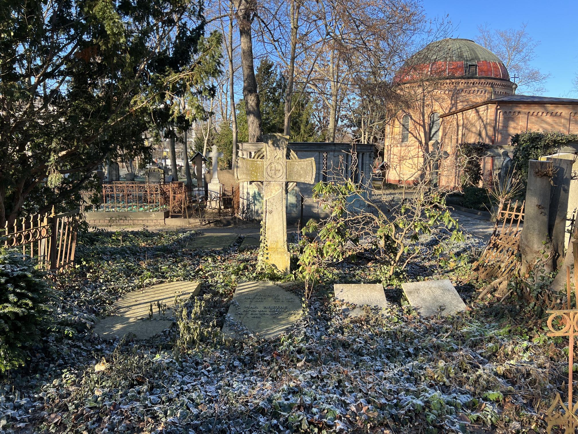 Grabstein Eduard Graf von Oriola, Alter Domfriedhof der St.-Hedwigs-Gemeinde, Berlin-Mitte