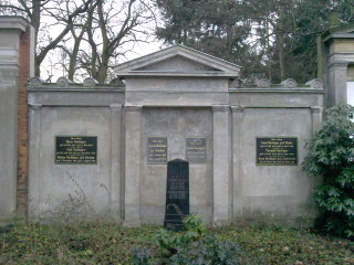 Grabstein Anna Haslinger, geb. Hanke, Alter Domfriedhof der St.-Hedwigs-Gemeinde, Berlin-Mitte