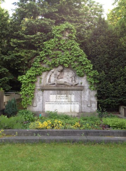 Grabstein Wilhelm Sauer, Alter St. Matthäus Kirchhof, Berlin-Schöneberg