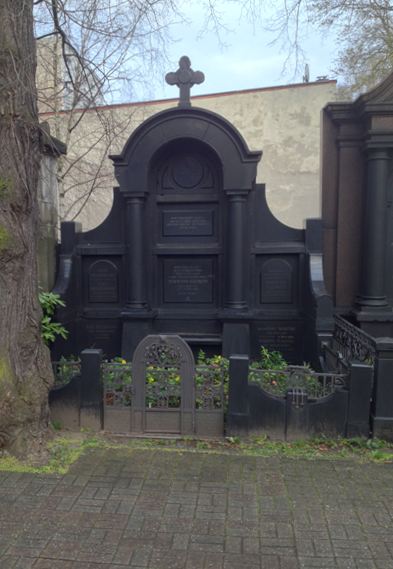 Grabstein Luise Menzendorff, geb. Germann, Alter Friedhof der Zwölf-Apostel-Gemeinde, Berlin-Schöneberg