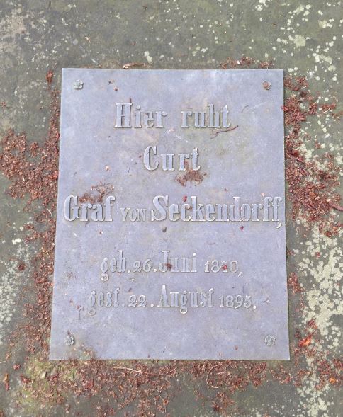 Grabstein Curt Graf von Seckendorff, Friedhof Bornstedt, Brandenburg