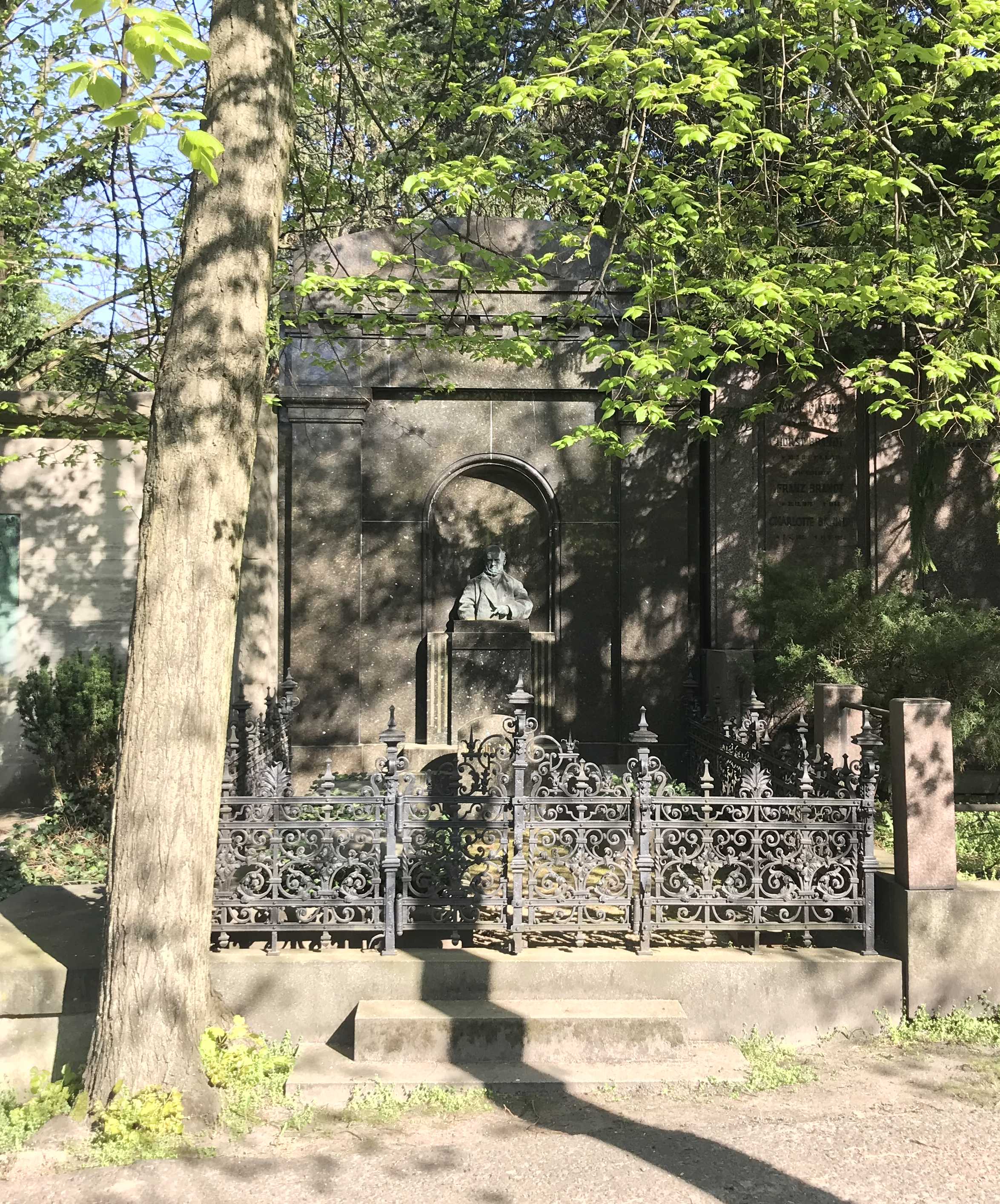 Grabstein Adolph von Menzel, Dreifaltigkeitskirchhof II, Berlin-Kreuzberg