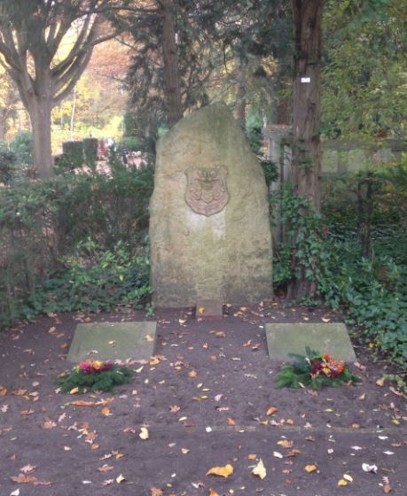 Grabstein Günther Freiherr von Hünefeld, Friedhof Steglitz, Berlin, Deutschland