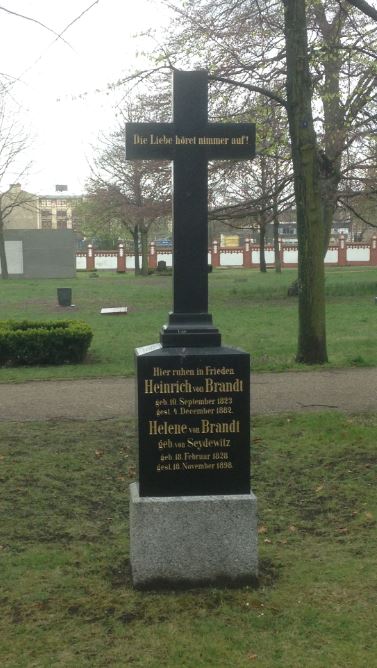 Grabstein Heinrich von Brandt, Invalidenfriedhof Berlin, Deutschland