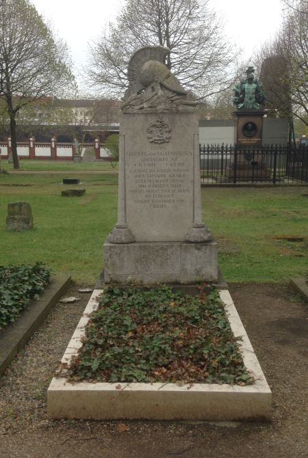 Grabstein Ludwig Freiherr von Falkenhausen, Invalidenfriedhof Berlin, Deutschland