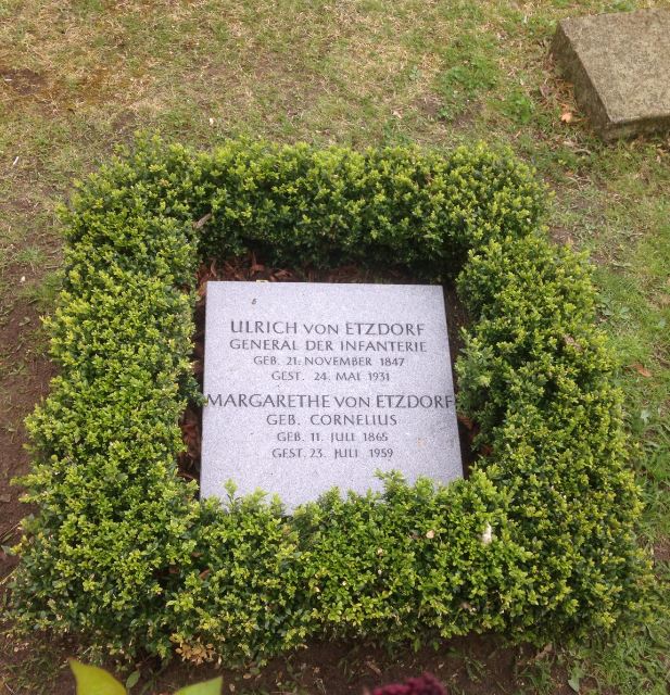 Restitutionsgrabstein Margarethe von Etzdorf, geb. Cornelius, Invalidenfriedhof Berlin, Deutschland