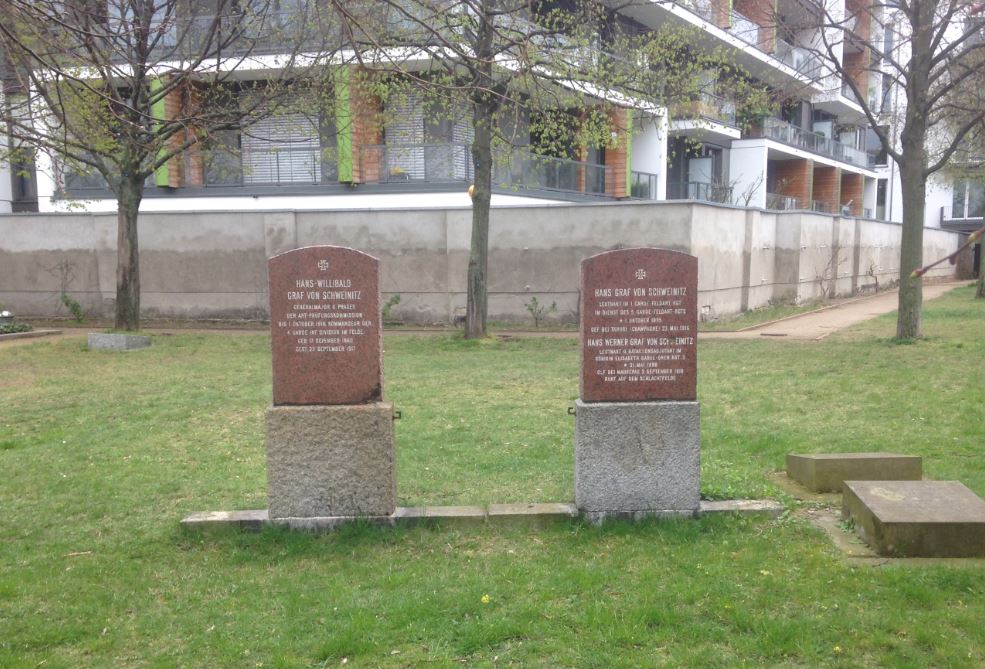 Grabstein Hans-Willibald Graf von Schweinitz, Invalidenfriedhof Berlin, Deutschland