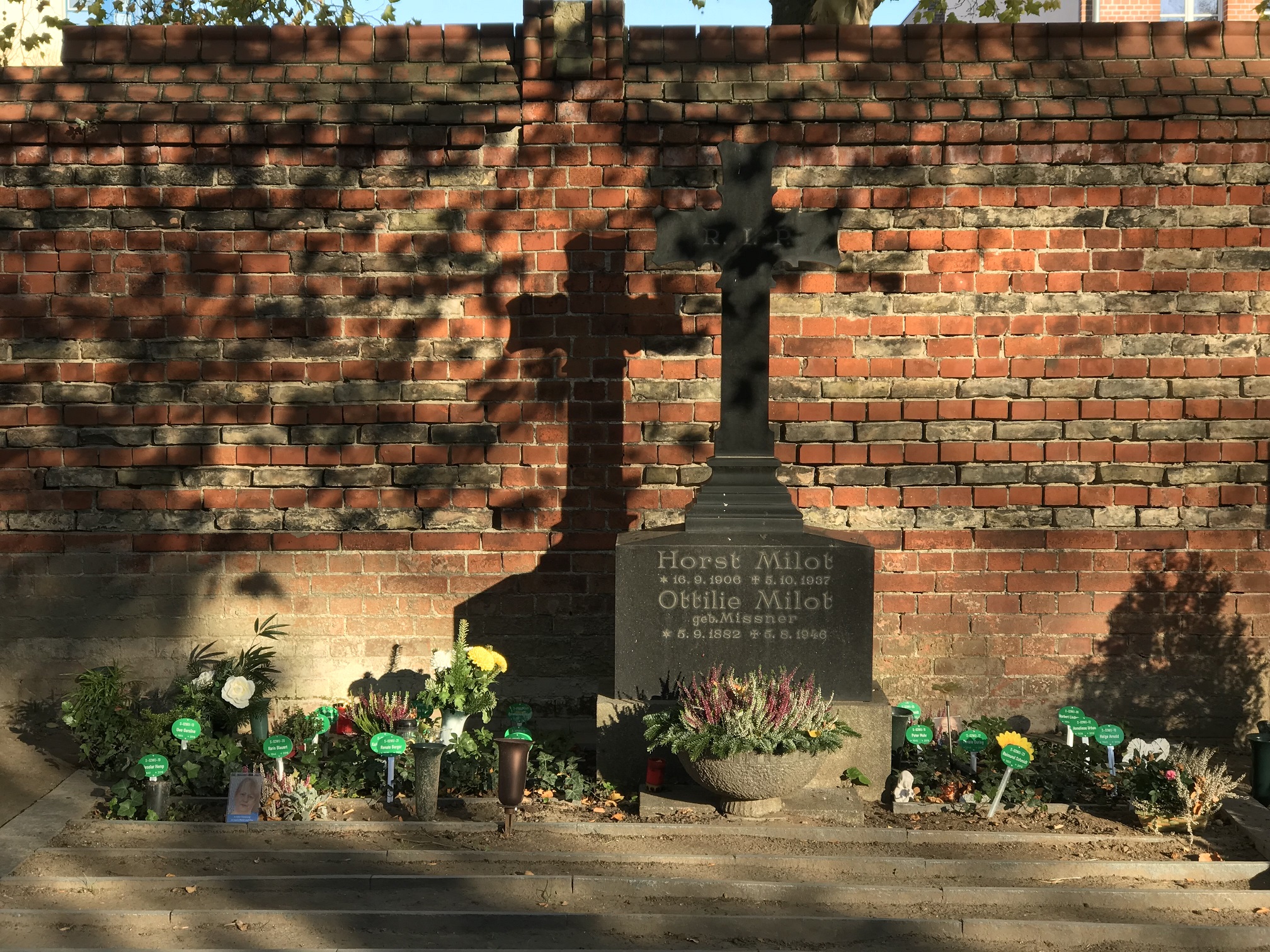 Grabstein Horst Milot, St. Hedwigs-Friedhof, Berlin-Weißensee