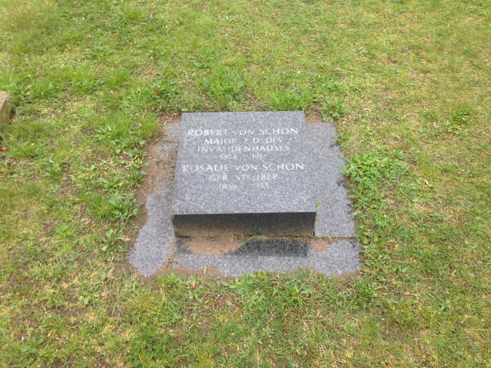 Restitutionsgrabstein Robert von Schön, Invalidenfriedhof Berlin