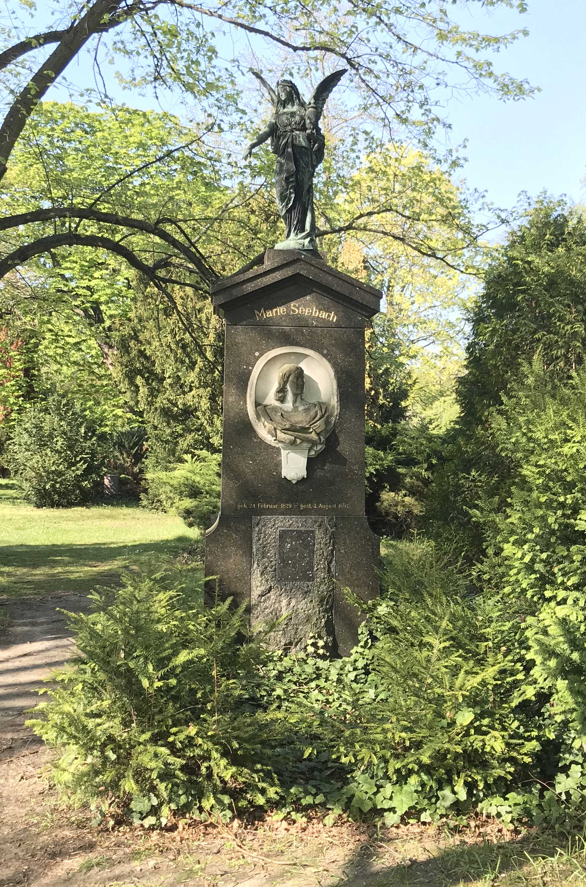 Grabstein Marie Seebach, Dreifaltigkeitskirchhof II, Berlin-Kreuzberg