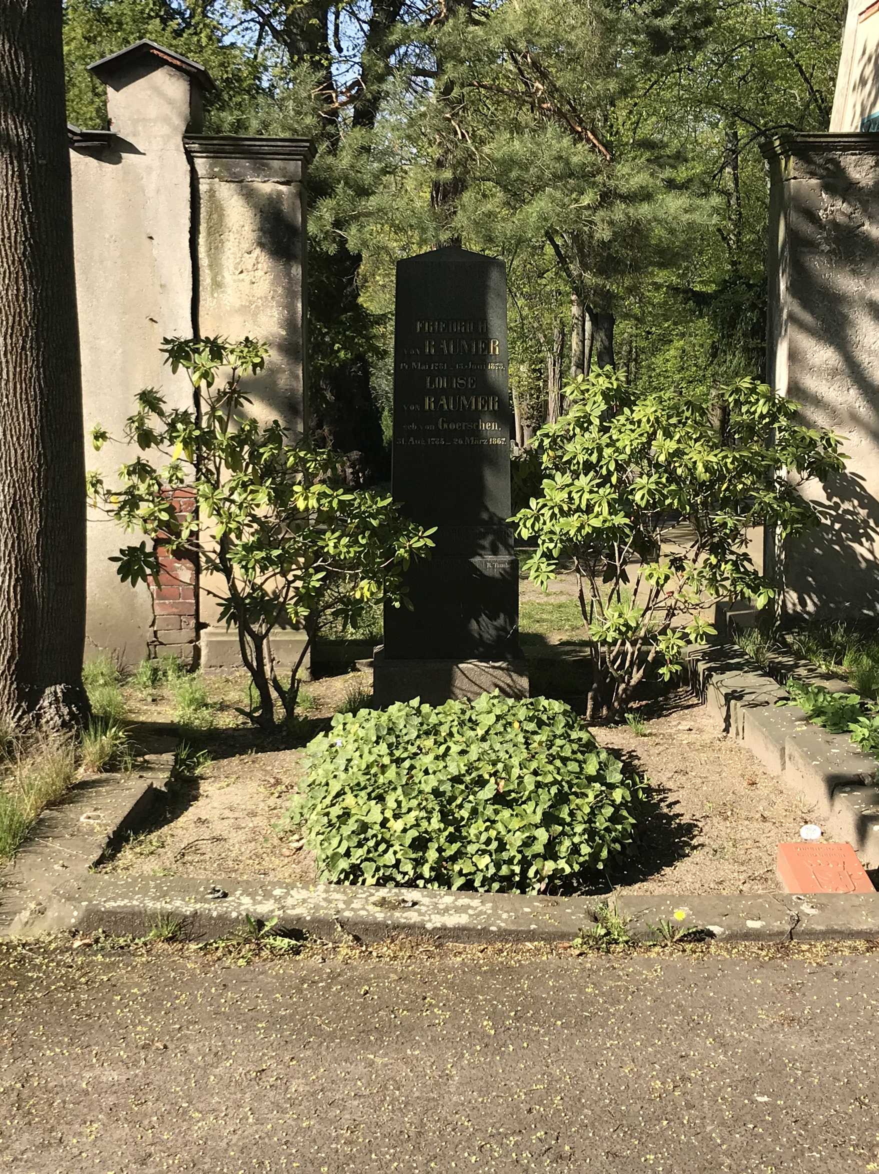 Grabstein Louise von Raumer, geb. von Goerschen, Dreifaltigkeitskirchhof II, Berlin-Kreuzberg