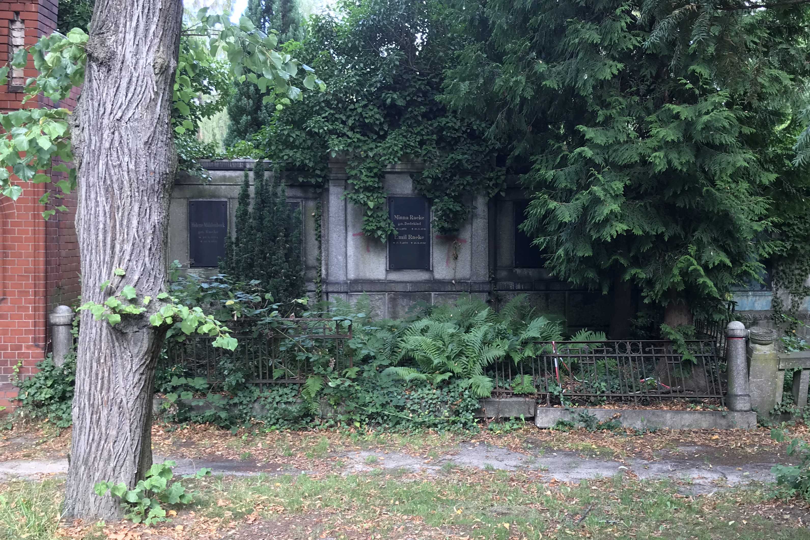 Grabstein Hedwig Dedekind, Friedhof der St. Thomas Gemeine, Berlin-Neukölln