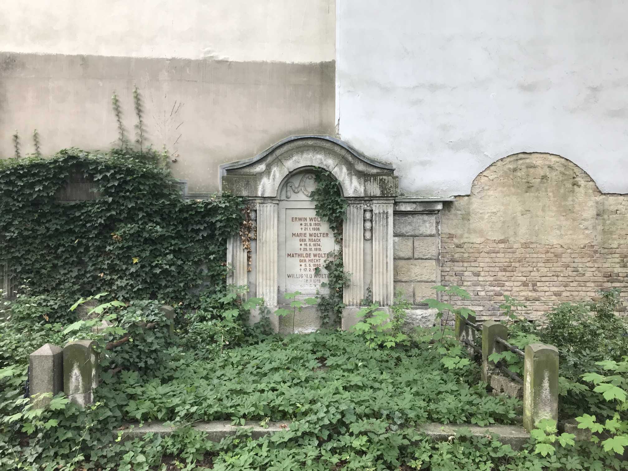 Grabstein Erwin Wolter, Neuer St. Jacobi-Friedhof, Berlin-Neukölln, Deutschland