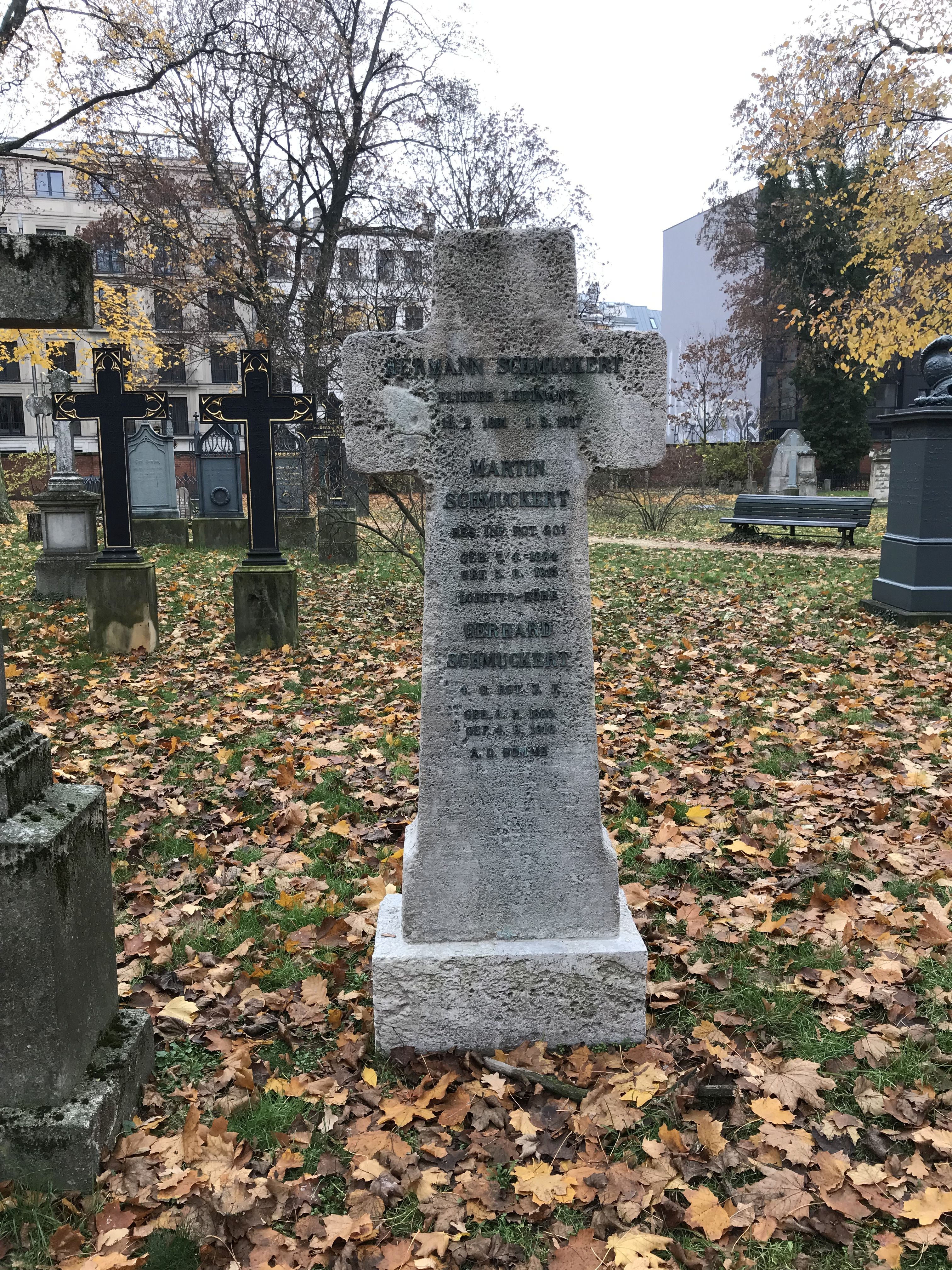 Grabstein Hermann Schmuckert, Alter Garnisonfriedhof Berlin