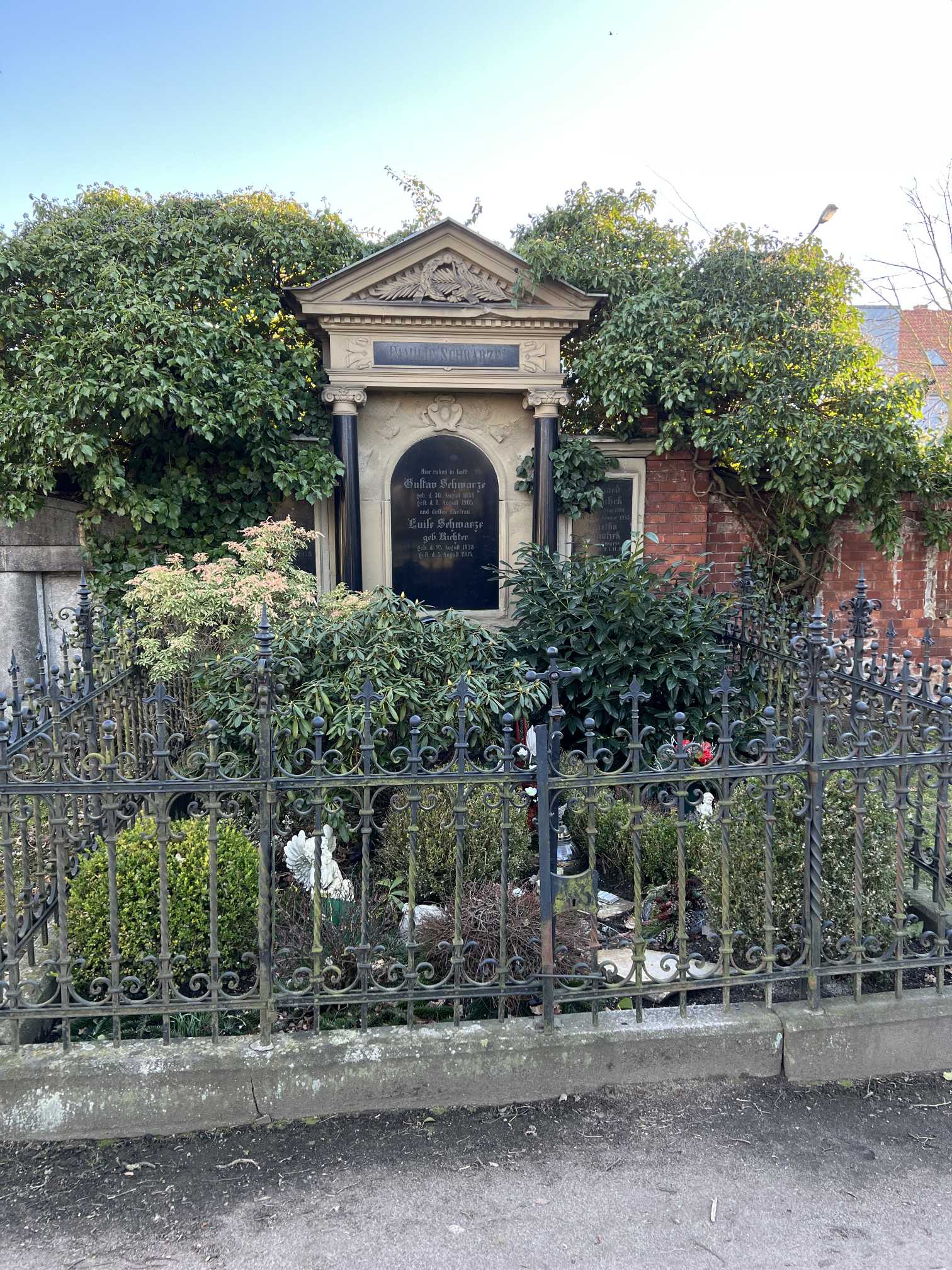 Grabstein Gustav Schwarze, Neuer Friedhof Wittenberg