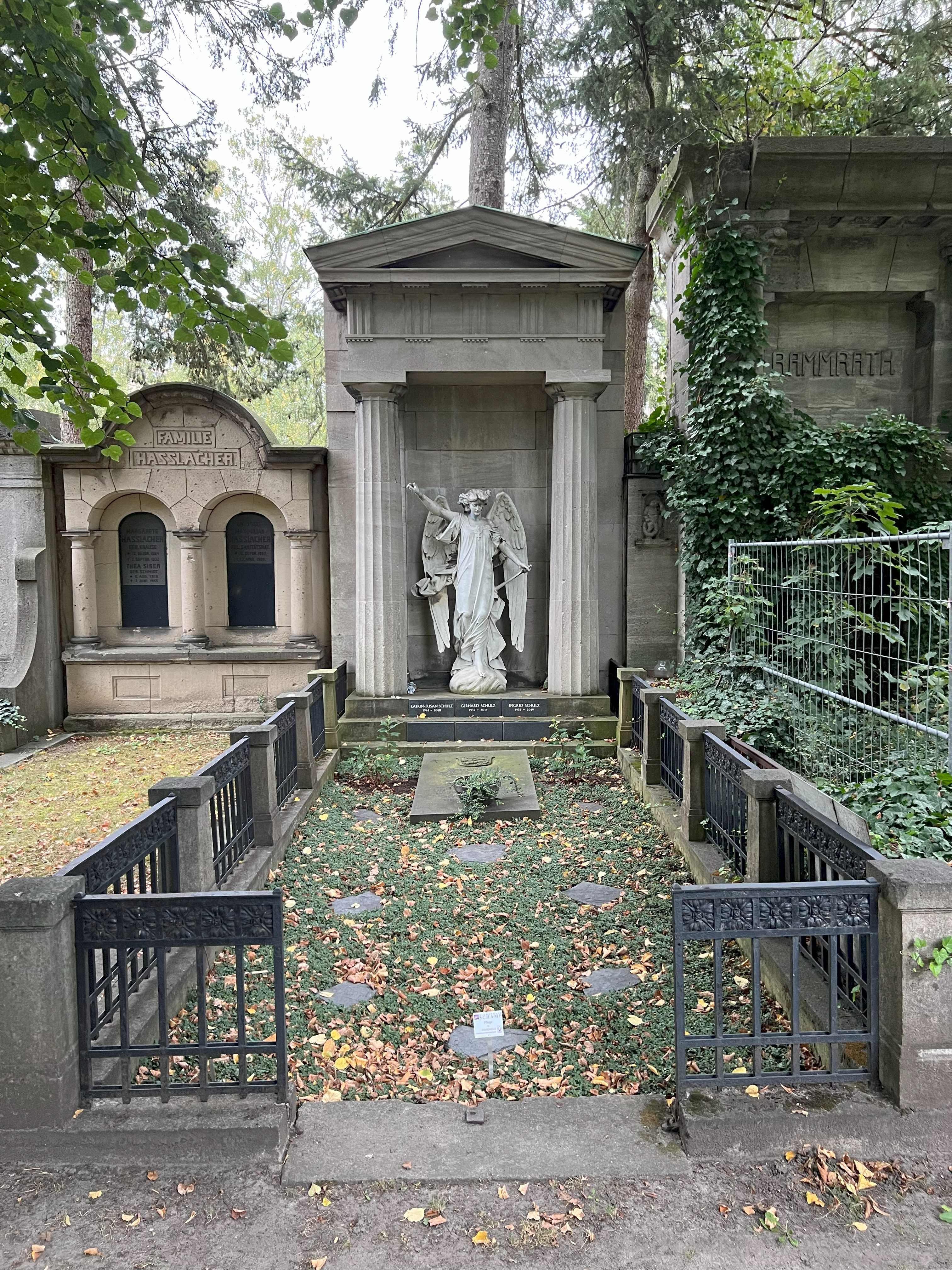 Grabstein Hugo Graf von Hermersberg, geb. Prinz zu Hohenlohe-Oehringen, Friedhof Wilmersdorf, Berlin