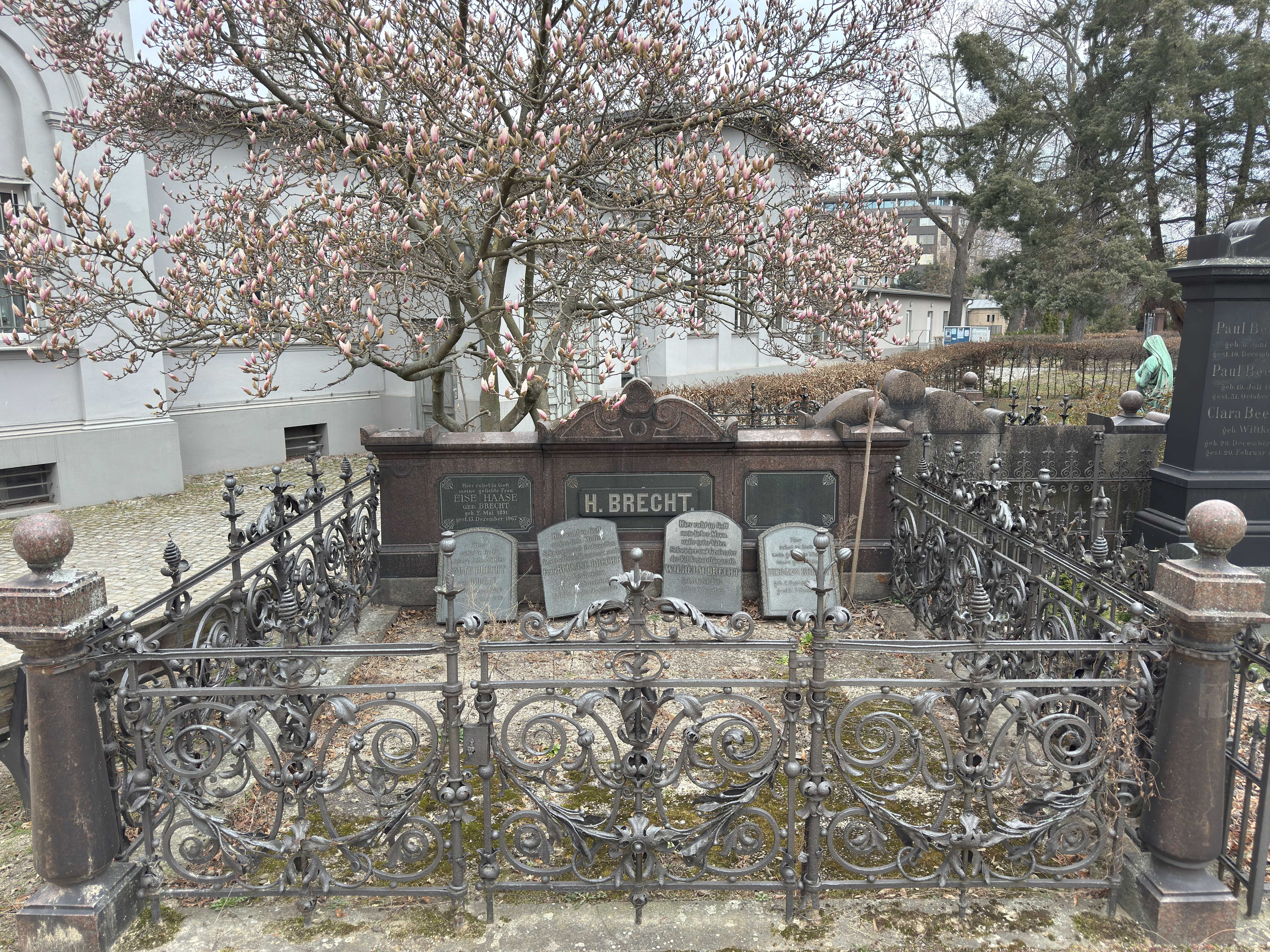 Grabstein Wilhelm Brecht, Friedhof III der Jerusalems- und Neuen Kirchengemeinde, Berlin-Kreuzberg, Deutschland