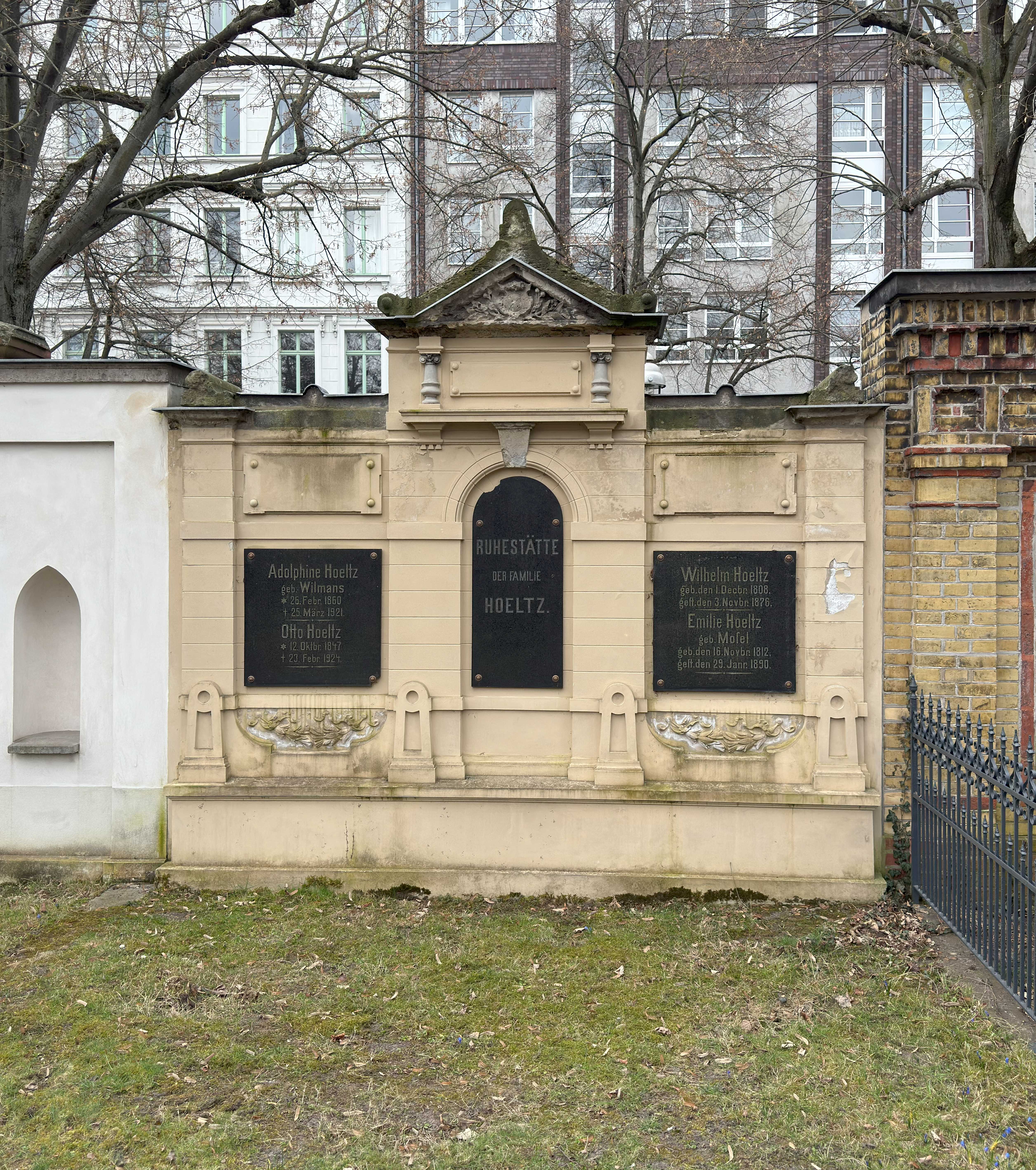 Grabstein Adolphine Hoeltz, geb. Wilmans, Friedhof III der Jerusalems- und Neuen Kirchengemeinde, Berlin-Kreuzberg, Deutschland