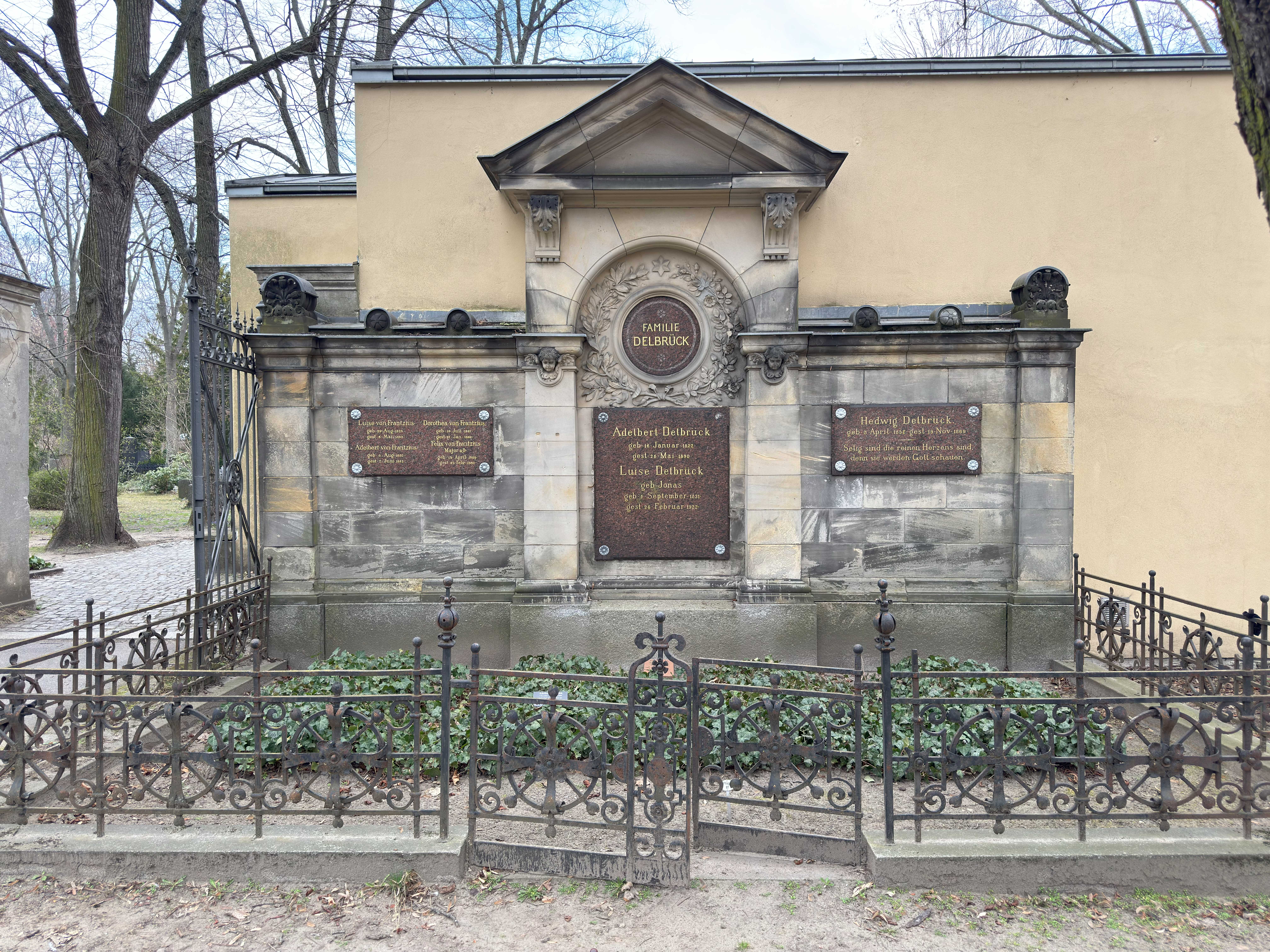 Grabstein Hedwig Delbrück, Friedhof III der Jerusalems- und Neuen Kirchengemeinde, Berlin-Kreuzberg, Deutschland