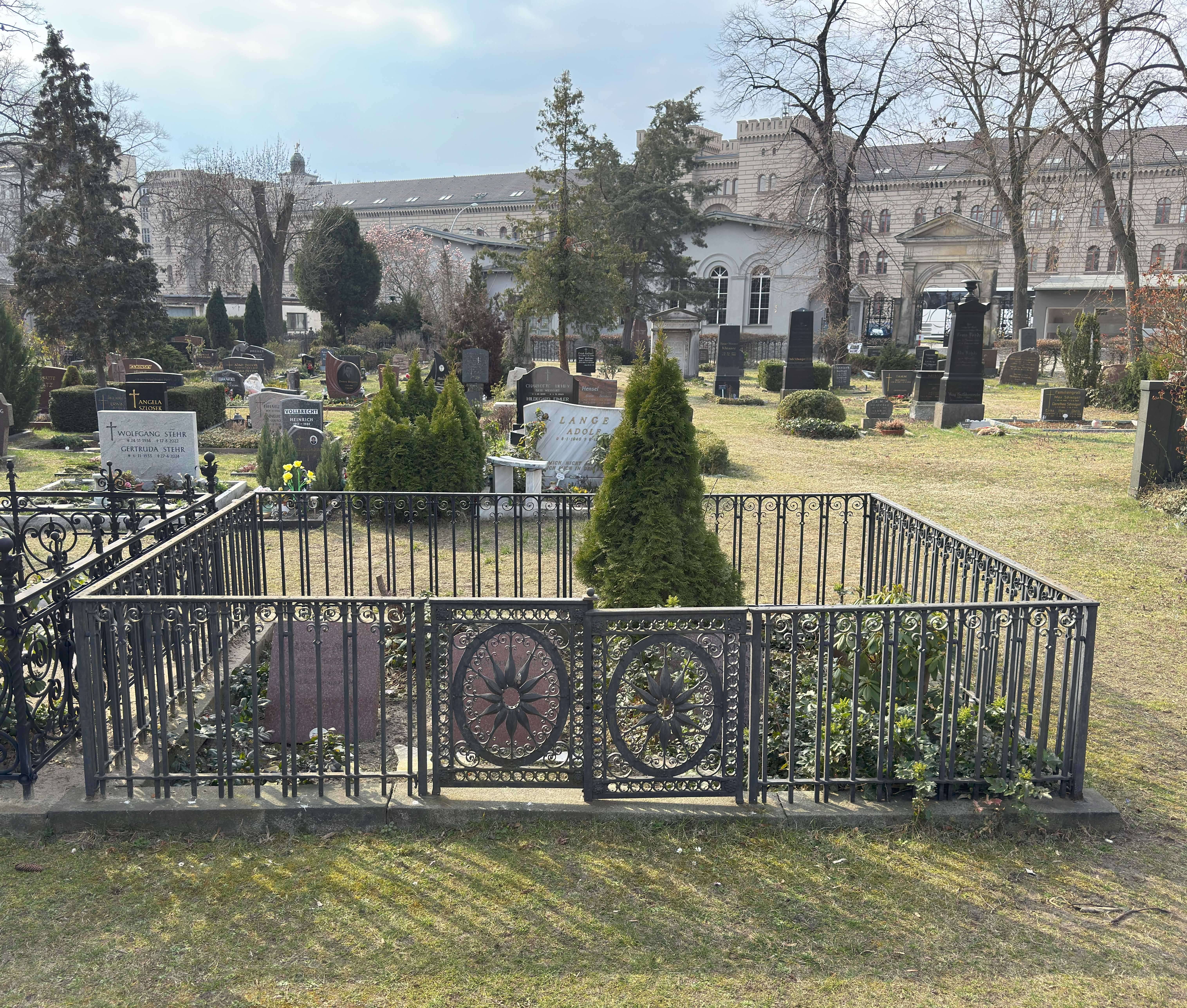 Grabstein Clara von Simson, Friedhof III der Jerusalems- und Neuen Kirchengemeinde, Berlin-Kreuzberg, Deutschland