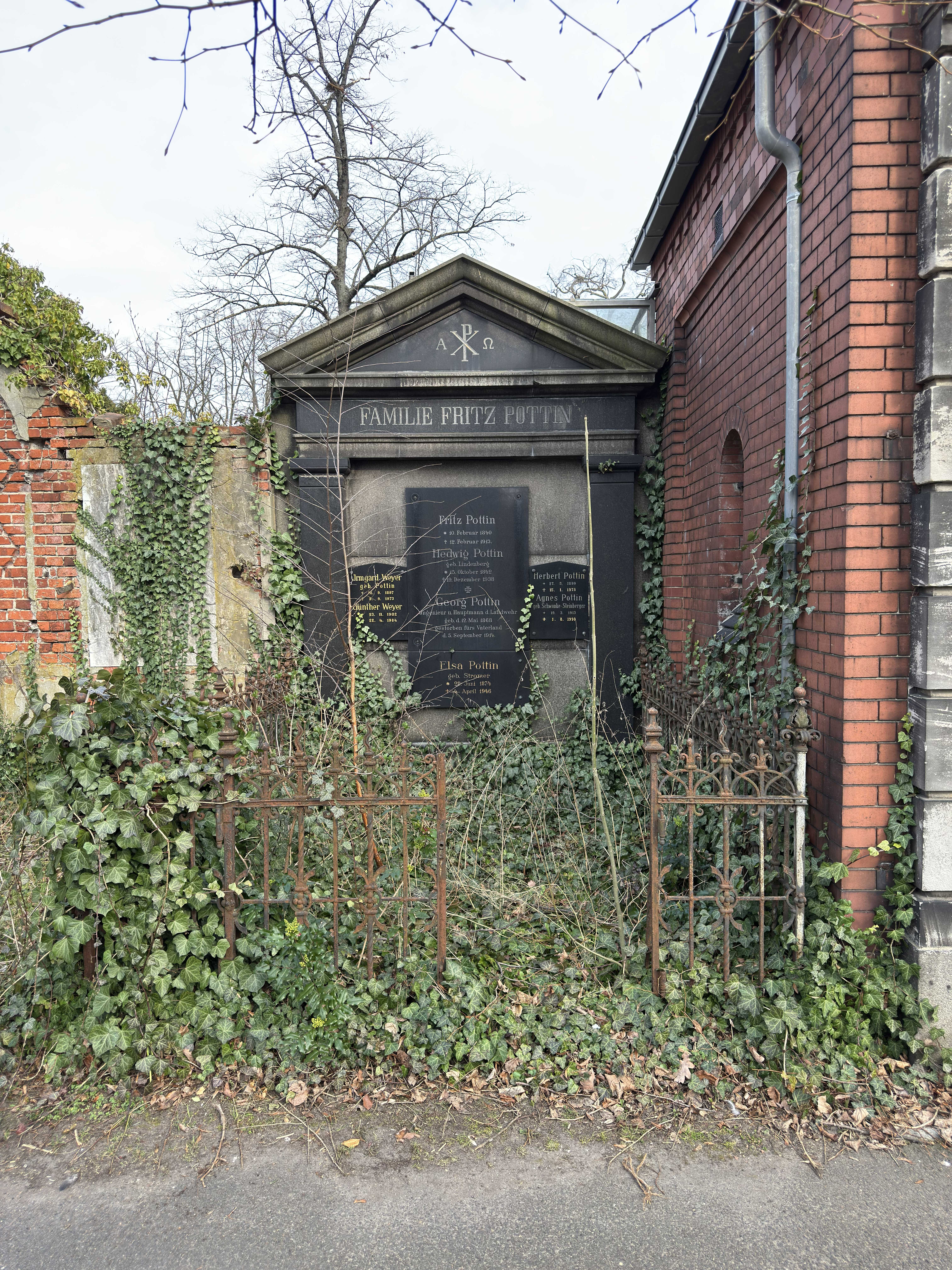 Grabstein Irmgard Weyer, geb. Pottin, Friedhof III der Jerusalems- und Neuen Kirchengemeinde, Berlin-Kreuzberg, Deutschland