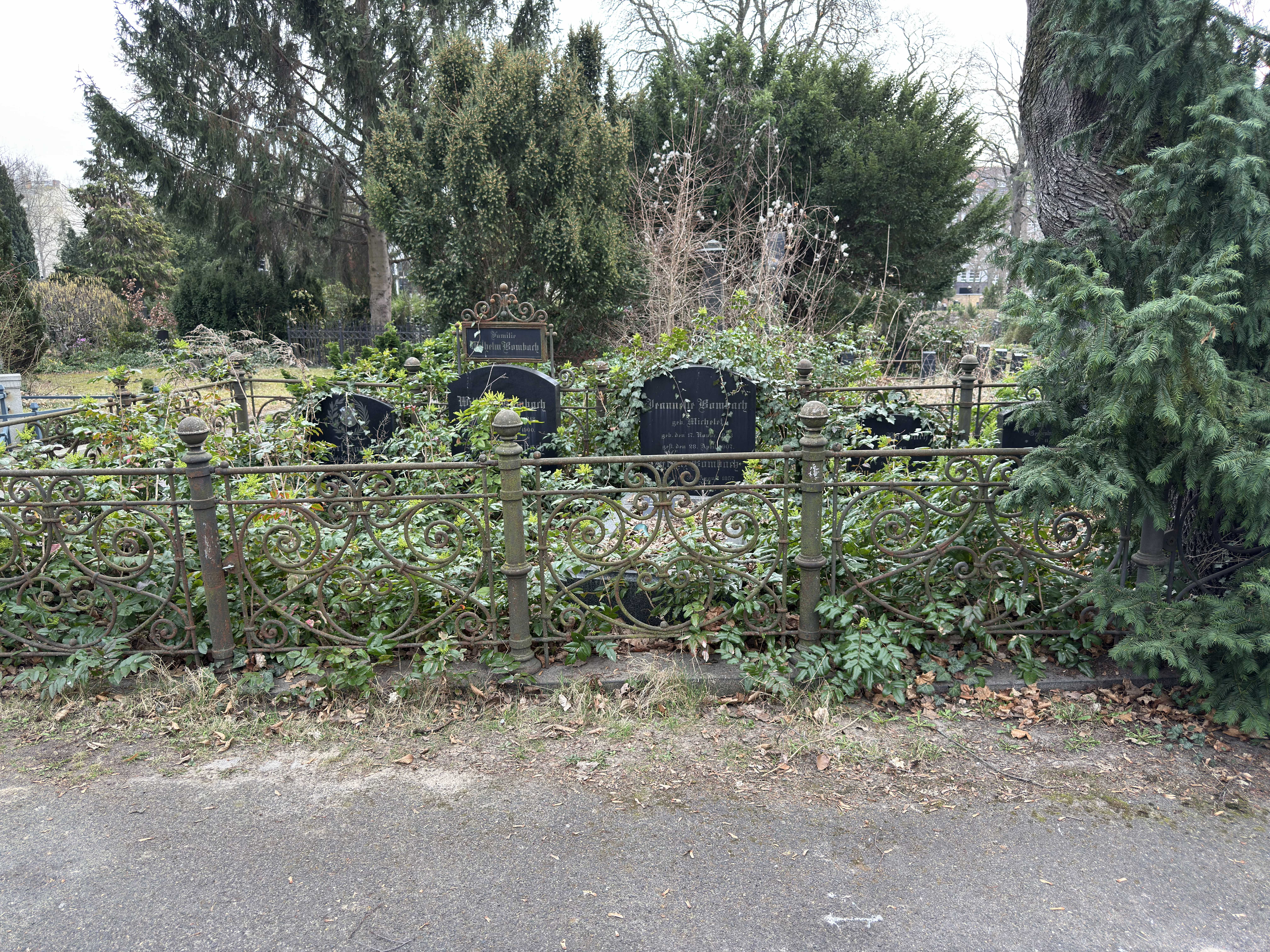 Grabstein Bertha Bombach, Friedhof III der Jerusalems- und Neuen Kirchengemeinde, Berlin-Kreuzberg, Deutschland