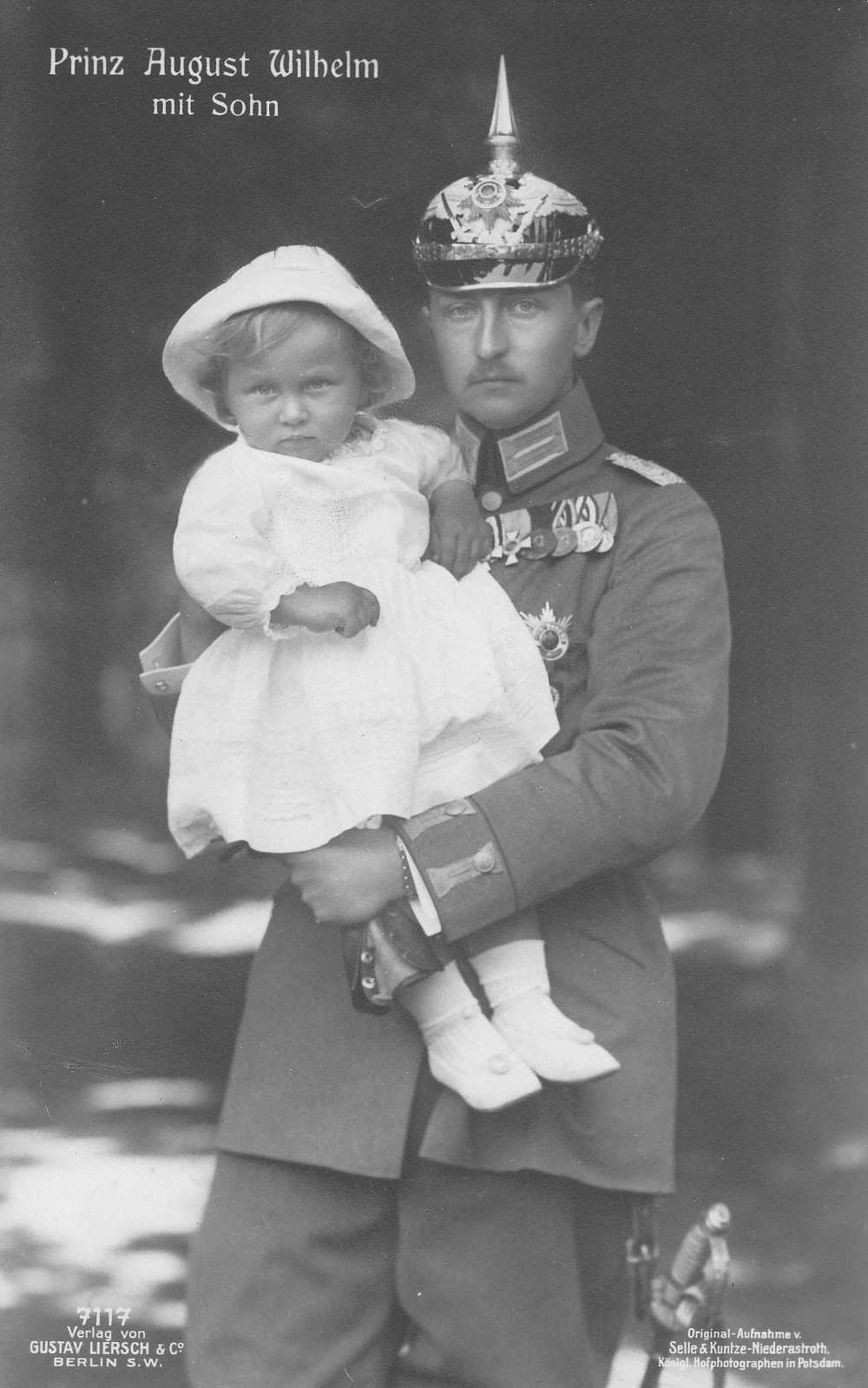 Prinz August Wilhelm von Preußen, mit seinem Sohn Alexander Ferdinand