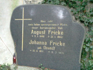 Grabstein August Fricke, Alter Domfriedhof der St.-Hedwigs-Gemeinde, Berlin-Mitte