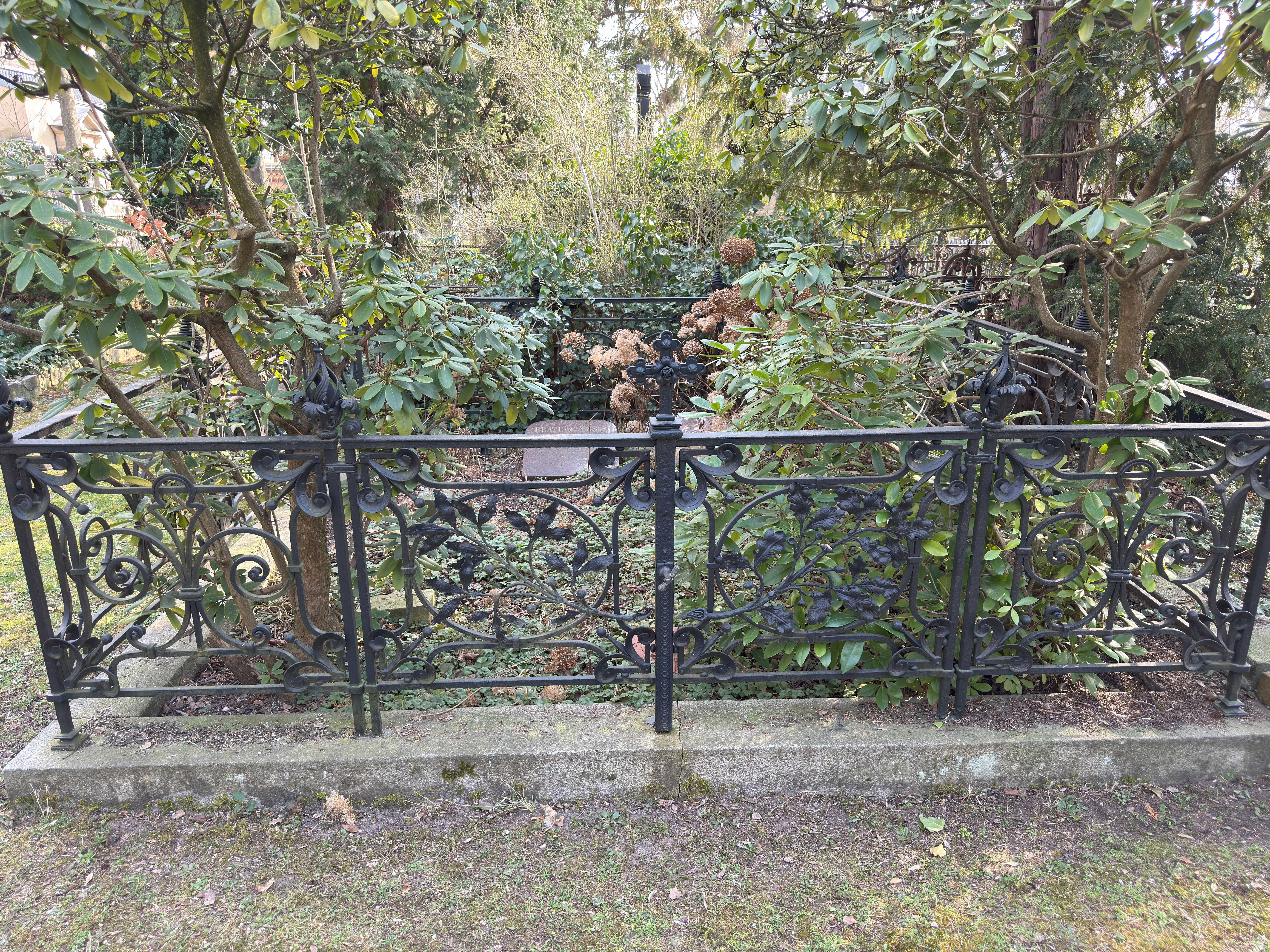 Grabstein Beate von Simson, geb. Jonas, Friedhof III der Jerusalems- und Neuen Kirchengemeinde, Berlin-Kreuzberg, Deutschland Grabstein Beate von Simson, geb. Jonas, Friedhof III der Jerusalems- und Neuen Kirchengemeinde, Berlin-Kreuzberg, Deutschland