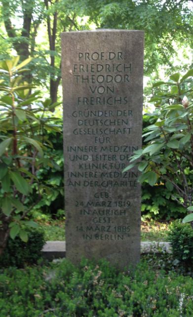Grabstein Prof. Dr. med. Friedrich Theodor von Frerichs, Alter St. Matthäus Kirchhof, Berlin-Schöneb