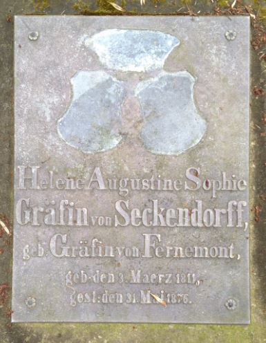 Grabstein Helene Augustine Sophie Gräfin von Seckendorff, geb. Gräfin von Fernemont, Friedhof Bornstedt, Brandenburg