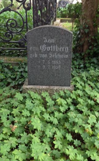 Grabstein Anni von Gottberg, geb. von Selchow, Friedhof Bornstedt, Brandenburg